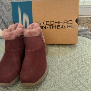 Women’s size 8 Skechers